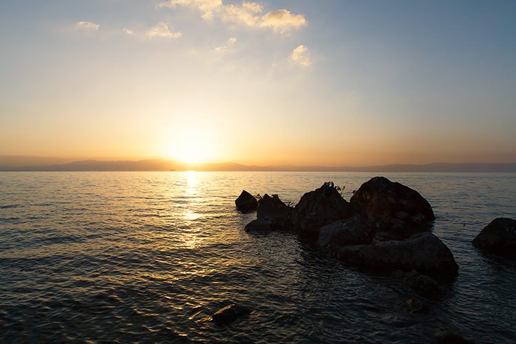 琵琶湖と夕日